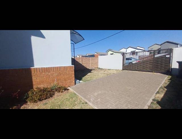 2 BEDROOM HOUSE FOR SALE IN SOUTH HILLS